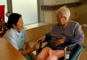 As seen on the picture, the elderly may seem to be at ease with her filipina caregiver.
