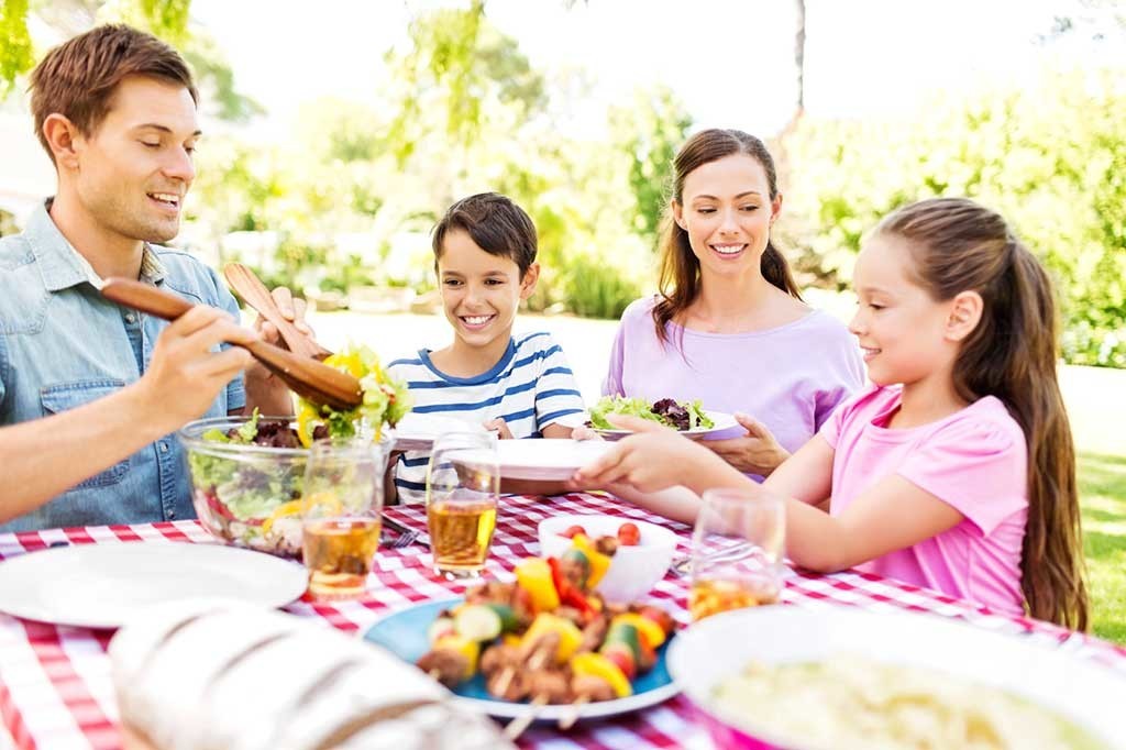 family-eating-calm-dinner-outside-with-no-technology-or-gadgets-1024x682