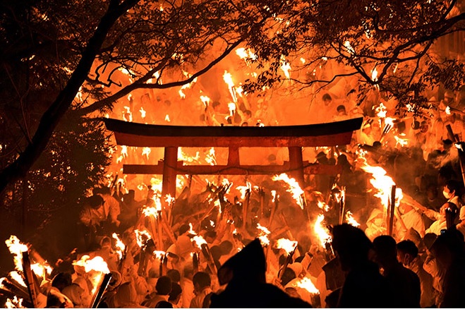 'Dragon' makes blazing descent in daring ritual at fire festival