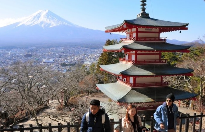 Step into a scene of Mountain Fuji at Fujiyoshida