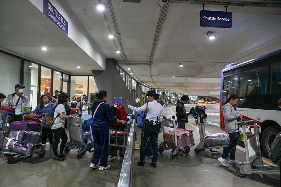 Gov't official claims foreigners cut security line at NAIA 3