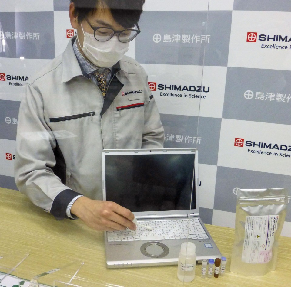 Ipinagbibili sa Japan ang laptop na may Coronavirus detection kit para sa mga doorknobs