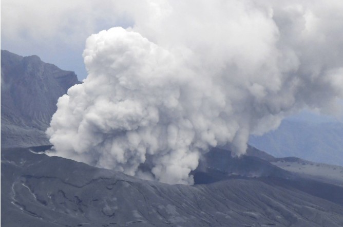 Mt. Aso in Southwest Japan Erupts, Climbers Evacuate