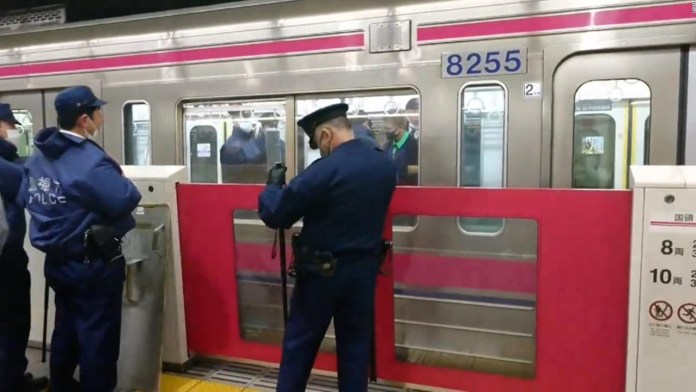 17 Sugatan nang Magsimulang Sunugin ng Lalaking May Hawak na Kutsilyo na Naka-costume sa Tren sa Tokyo