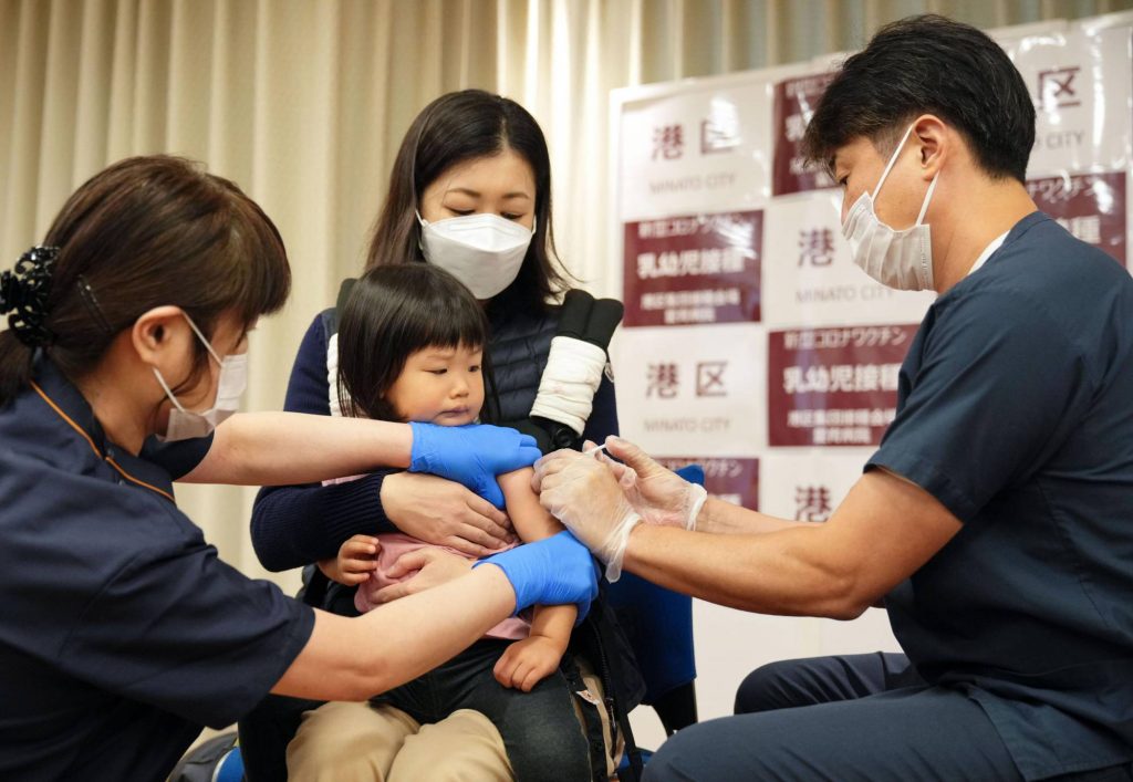 Japan, Sinimulan na ang COVID Vaccination para sa mga Batang may Edad 6 na Buwan Hanggang 4 na Taon