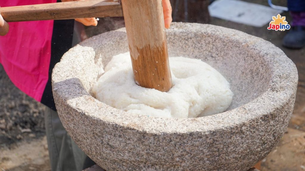 POUNDING OF RICE CAKES FOR FOREIGNERS